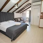 Ellena Guest house 3*