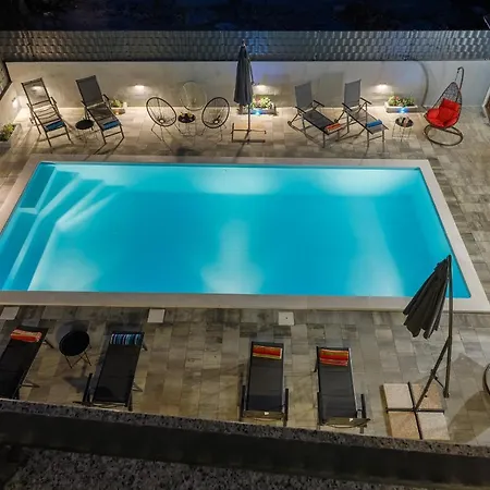 Ellena ゲストハウス 3*