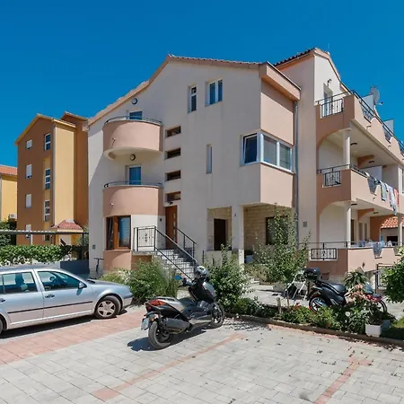 ゲストハウス Ellena 3*