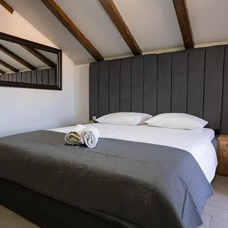 ゲストハウス Ellena 3*