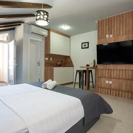 ゲストハウス Ellena 3*