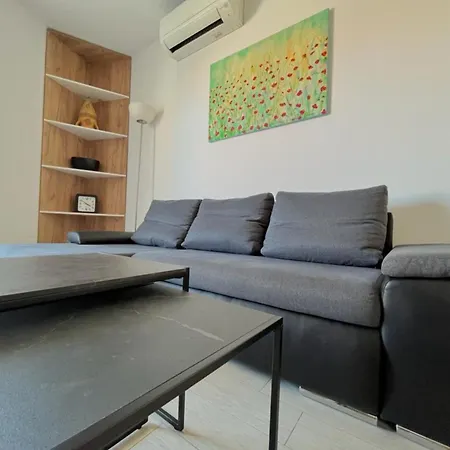 Ellena ゲストハウス 3*